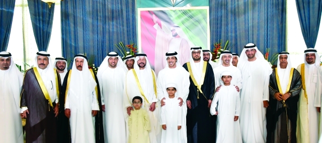 "■ منصور وعبدالله بن زايد في لقطة مع العريس وذويه بحضور سلطان الجابر ومانع العتيبة | وام"