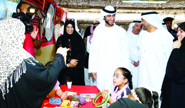 "■ عبدالله الشرقي يستمع إلى شرح حول ما تتضمنه القرية التراثية من فعاليات | تصوير- زيشان أحمـــــــــــــد"
