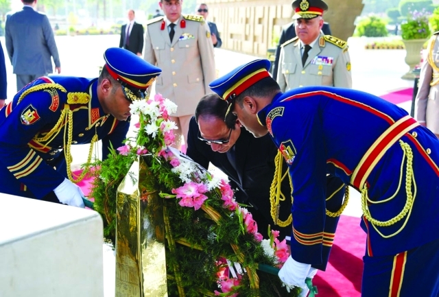 "■ السيسي يضع إكليلاً من الزهور على النصب التذكاري لشهداء الجيش | البيان"