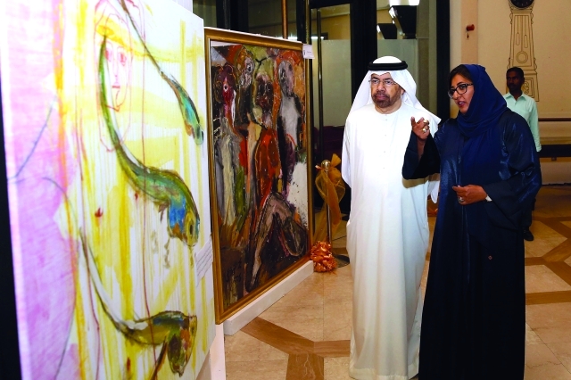 "نجوم الغانم وحبيب الصايغ خلال جولة في المعرض"