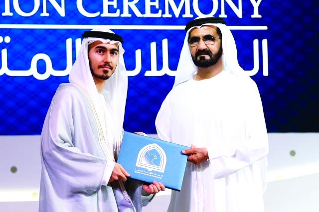 "■ سموه يسلم الشهادات للخريجين"