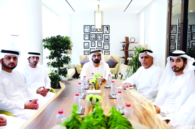 "■ محمد بن راشد خلال اعتماد استراتيجية التنقل الذكي بحضور حمدان ومكتوم بن محمد ومطر الطاير وسيف العليلي | تصوير: خليفة اليوسف"