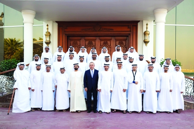 "محمد بن راشد ومحمد بن زايد وحمدان بن محمد ووزير الخارجية التركي في لقطة جماعية مع جرحى القوات المسلحة | وام"