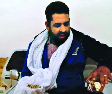 "■ شاب يحمل قطع ذهب عثر عليها"