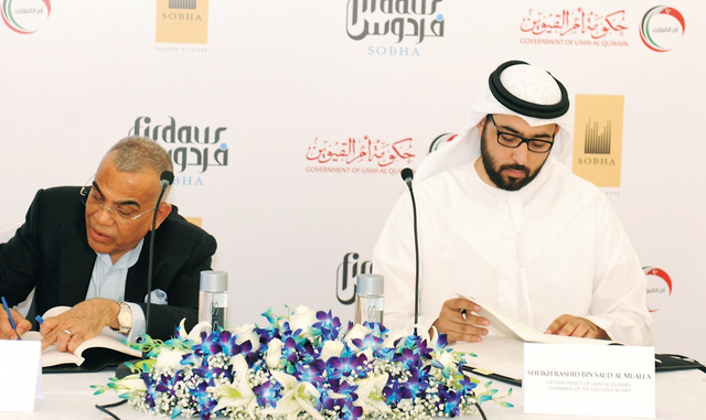 "راشد بن سعود المعلا خلال توقيع اتفاقية المشروع مع بي إن سي مينون"