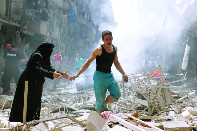 "عشرات الأرواح ودمار هائل خلفته غارات النظام السوري في حي الكلاسة شمالي حلب ــ أ.ف.ب"