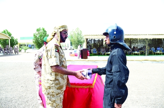 "جانب من تخريج الدفعة الجديدة من أفراد الجيش اليمني على أيدي مدربين إماراتيين | وام"