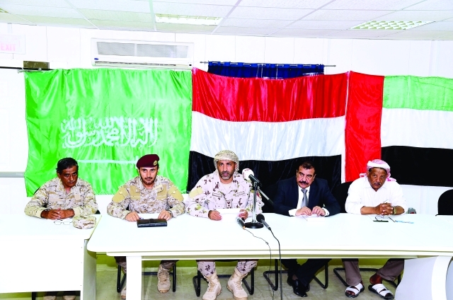 "■ قائد القوات الإماراتية في حضرموت (وسط) خلال المؤتمر الصحافي | وام"