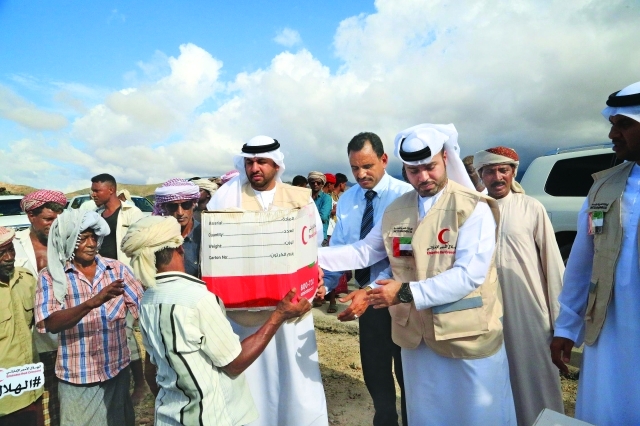 "■ مسؤولون من هيئة الهلال الأحمر خلال فعاليات الإعلان عن وضع حجر الأساس للمدينة السكنية | وام"