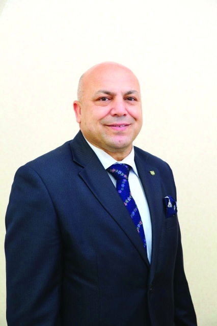 "عثمان البكري: 200 ألف درهم راتباً لبعض الأطباء"