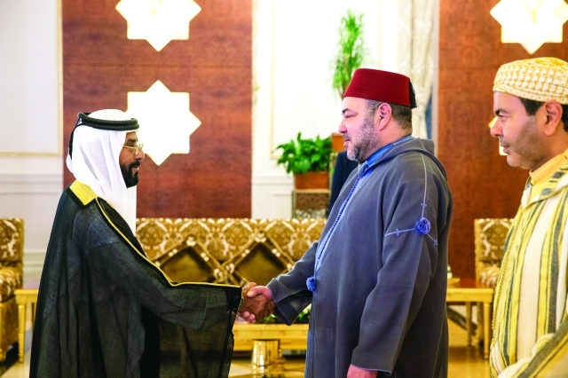 "طحنون بن محمد مصافحاً العاهل المغربي"