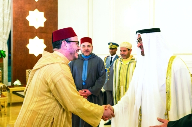 "محمد بن زايد مصافحاً كبار مرافقي العاهل المغربي"