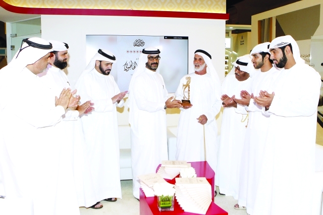 "■ بن دلموك وعدد من الشعراء خلال التكريم"