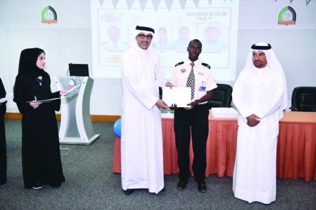 "■ احتفلت فروع كليات التقنية العليا بيوم العمال العالمي وشارك الدكتور عبداللطيف الشامسي مدير مجمع الكليات احتفال كلية دبي للطلاب بحضور الدكتور هاشم الزعابي مدير الكلية وتم تكريم 80 عاملاً"