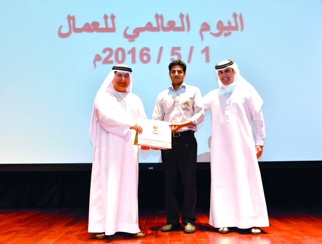 "■ كرّم إبراهيم عبد الملك مدير عام هيئة رعاية الشباب العمال من الفئات المستخدمة بحضور عدد من قيادات ومديري إدارات الهيئة وقال عبدالملك: إن الاحتفال بيوم العمال يأتي تعبيراً عن التقدير لجهودهم وسعياً لإدخال السعادة إلى نفوسهم"