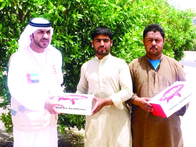 "■ نظم فريق من هيئة الهلال الأحمر في مدينة العين صباح أمس جولة في أرجاء المدينة لمنح 200 عامل صناديق تحتوي على مستلزمات طبية، احتفالاً باليوم العالمي وتقديراً للدور الذي يقومون به"