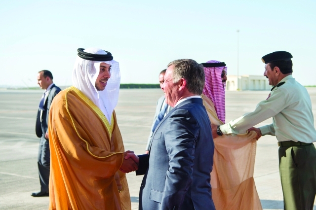 "■ ملك الأردن مصافحاً منصور بن زايد"