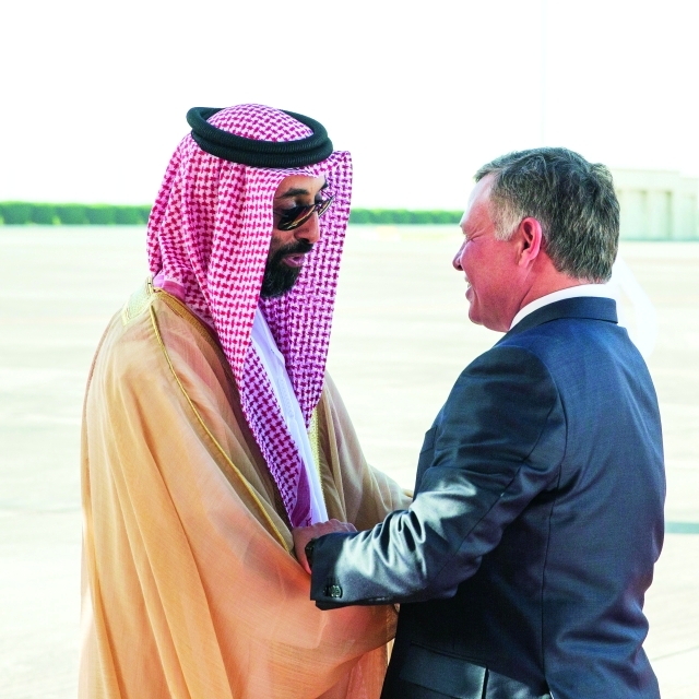 "■ عبدالله الثاني مصافحاً طحنون بن زايد"