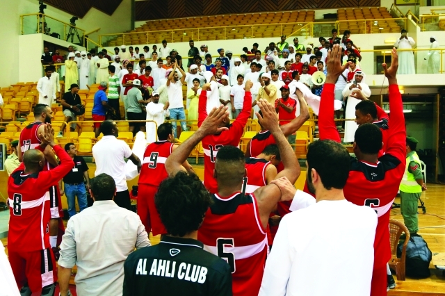 " تحية لاعبي الأهلي لجمهورهم بعد المباراة"