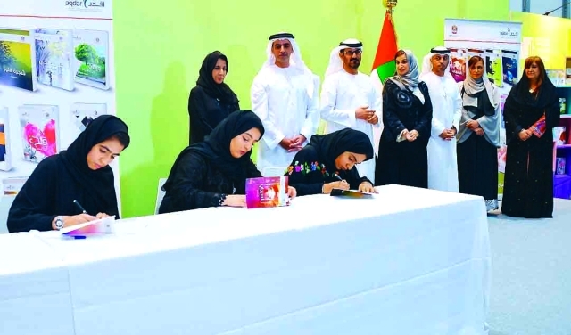 "■ سيف بن زايد يشهد وكبار الحضور توقيع عدد من مؤلفات شباب وشابات الإمارات | وام"