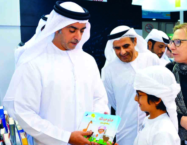 "■ سيف بن زايد في حديث أبوي مع أحد الأطفال في المعرض"