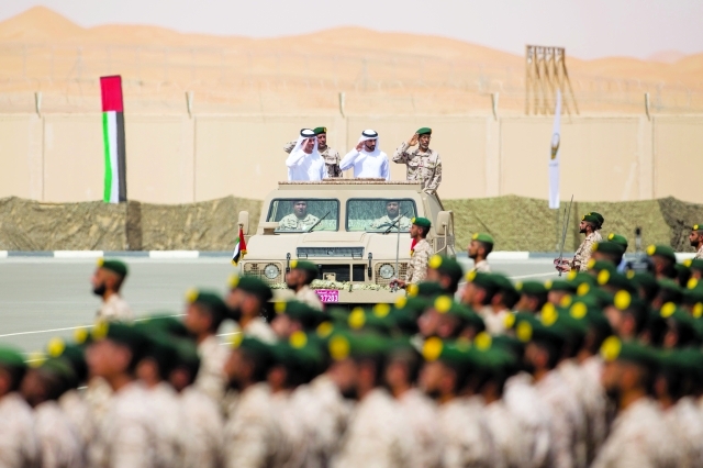 "■ ولي عهد دبي وهزاع بن زايد وحمد الرميثي خلال التفتيش على طابور الخريجين"