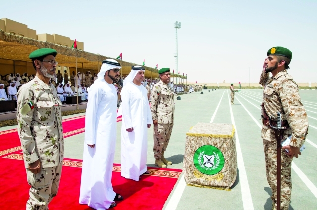 "■ حمدان بن محمد وهزاع بن زايد يتلقيان التحية العسكرية من أحمد بن محمد بحضور حمد الرميثي"