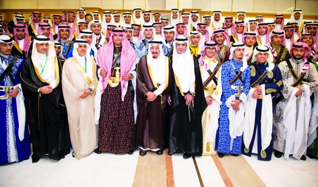"Ⅶ سلمان بن عبد العزيز يتوسّط الخريجين وإلى يمينه نجله راكان | واس"