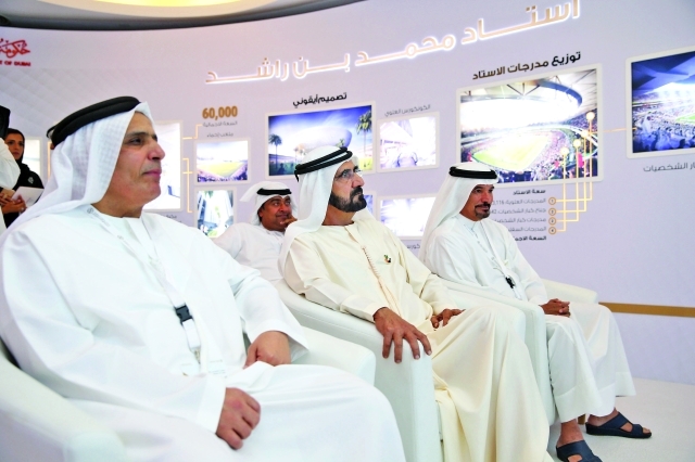 "■ محمد بن راشد وبجانبه مطر الطاير ومحمد الكمالي وسعيد حارب"