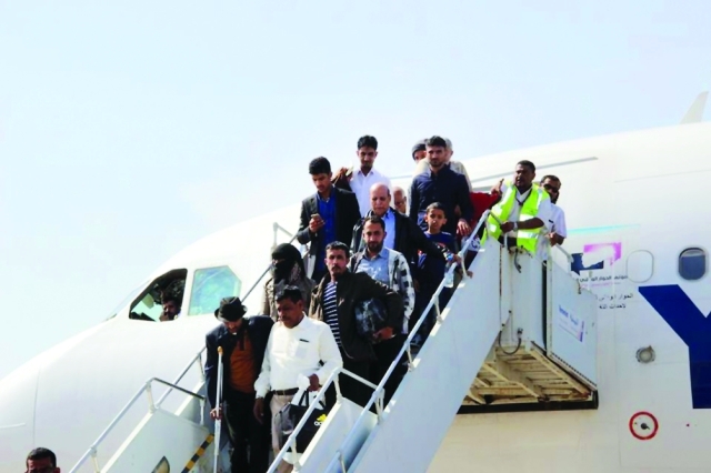 "وصول الركاب إلى مطار عدن أمس ــ البيان"
