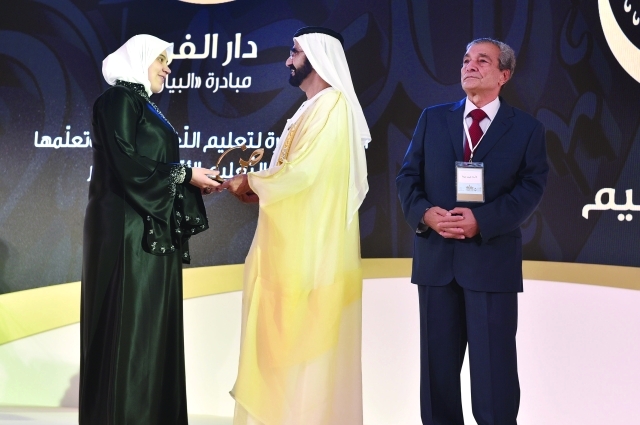 ".. ويكرم «دار الفرح» عن أفضل مبادرة وتتسلم الجائزة إنعام الحرستاني"