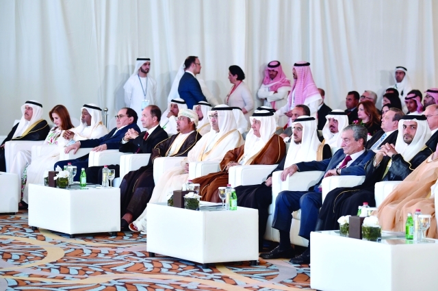 "■ سلطان بن أحمد القاسمي وعبد الرحمن العويس وبلال البدور وفاروق شوشة وعدد من أعضاء مجلس الأمناء"