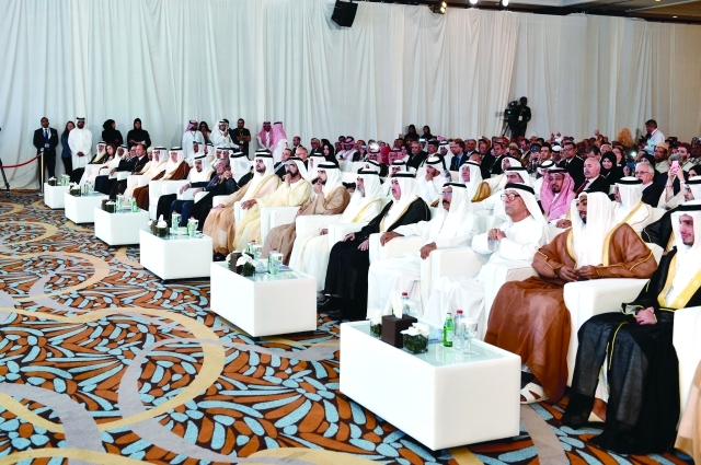 "■ نائب رئيس الدولة خلال حفل تكريم الفائزين بالجائزة بحضور حمدان ومكتوم بن محمد ونهيان بن مبارك ومحمد المر وعبد الغفار حسين ومجلس أمناء الجائزة"