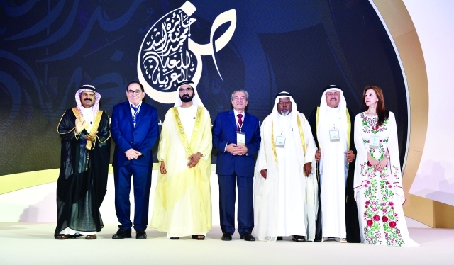 "■ محمد بن راشد متوسطاً مجلس أمناء الجائزة | تصوير محمد هشام"