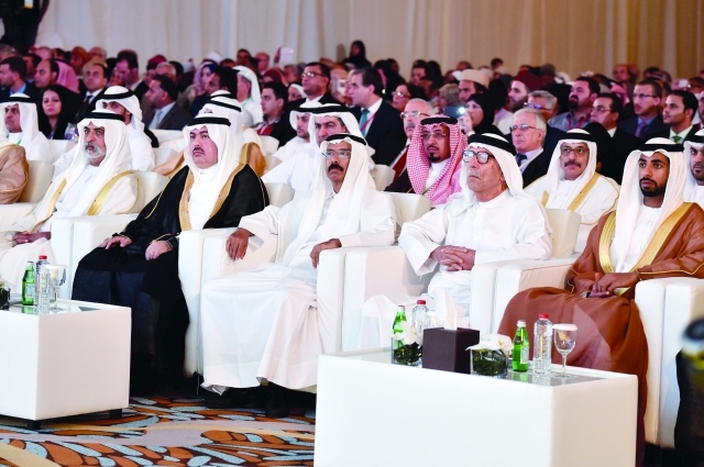 "■ نهيان بن مبارك ومحمد المر وعبد الغفار حسين و جانب من الحضور"