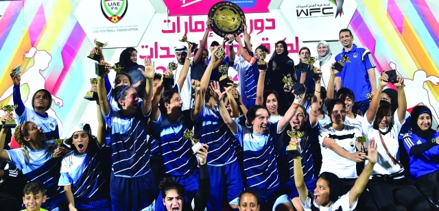 "■ سيدات فريق أبوظبي لكرة القدم يحتفلن بالدرع | البيان"