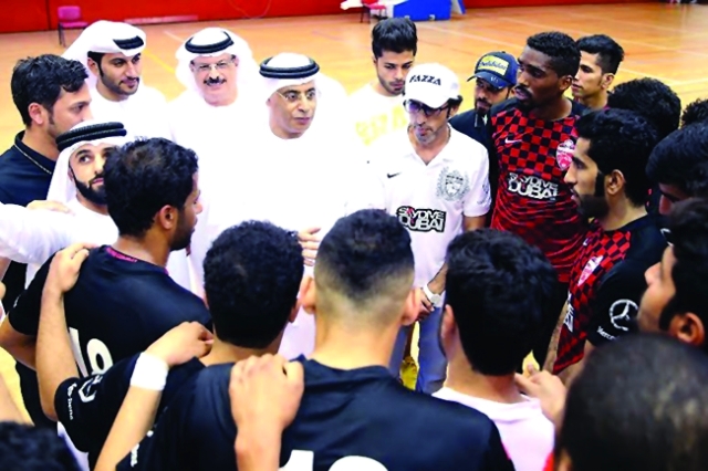"■ أحمد حماد يهنئ اللاعبين بالتأهل"