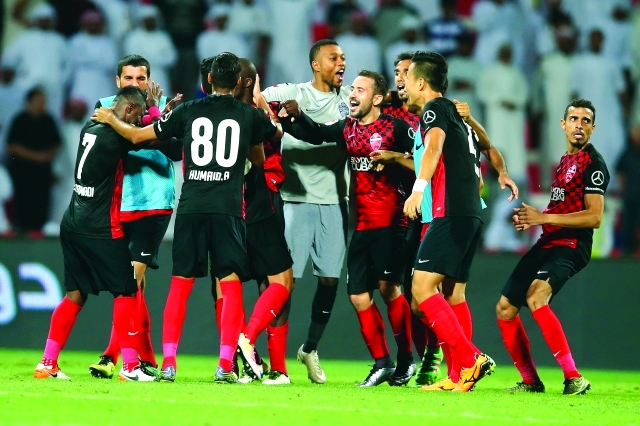 "■ فرحة لاعبي الأهلي بدرع الدوري | البيان"