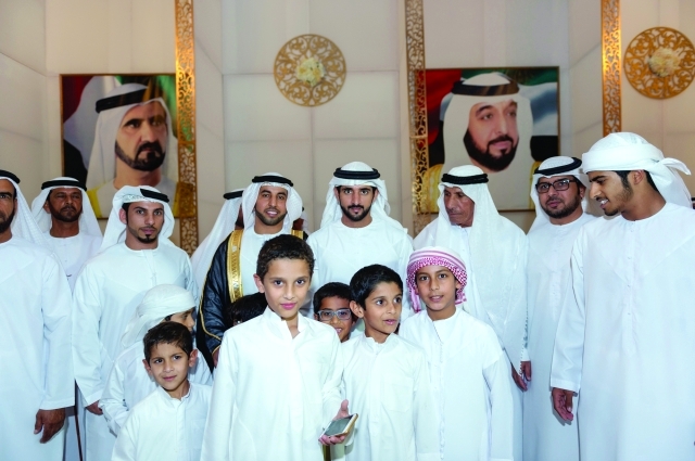 "■ حمدان بن محمد والعريس وذووه وشخصيات في حفل الزفاف | تصوير: علي عيسى"