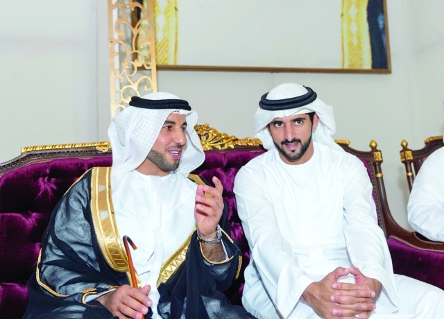 "■ ولي عهد دبي في حديث مع العريس محمد بن عيد الفلاسي"