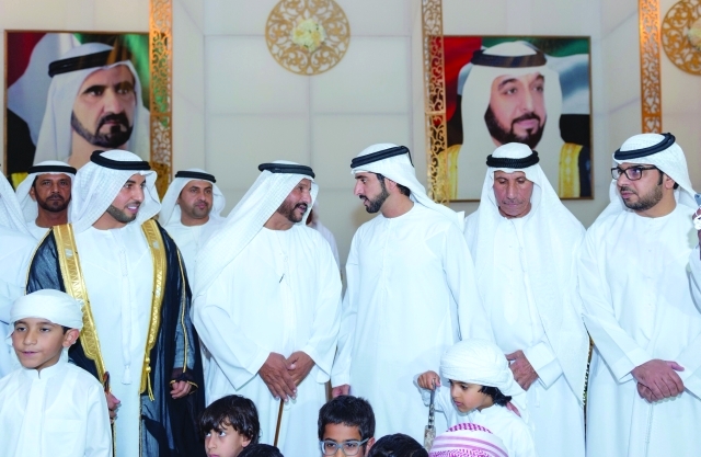 "■ سموه يتوسط ذوي العريس وشخصيات"