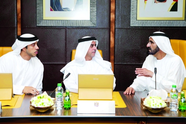 "■ محمد بن راشد في حديث مع سيف ومنصور بن زايد"