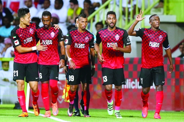 "■ فرحة لاعبي الأهلي بدرع الدوري | البيان"