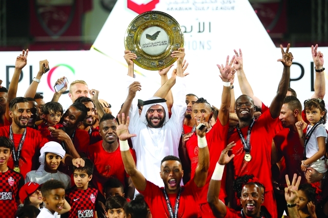 "عبدالله النابودة يحمل درع الدوري وسط الأبطال | تصوير - سالم خميس"