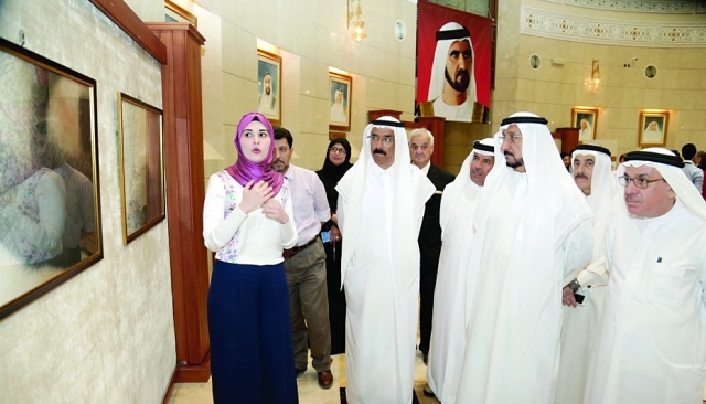 "■ ميس جلل تشرح أعمالها للأديب محمد المر والسويدي | البيان"