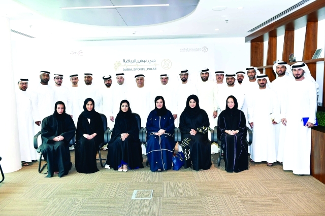"■ مطر الطاير وسعيد حارب يتوسطان مديري إدارات وأقسام مجلس دبي | البيان"
