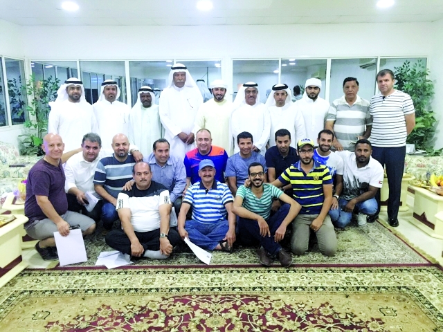 "■ أسرة الاتحاد مع مدربي الأندية خلال حفل التكريم | البيان"