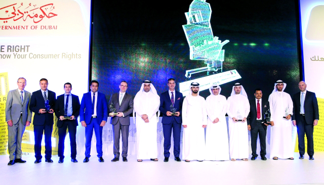 "■ منصور بن محمد خلال تكريم المنشآت الصديقة للمستهلك في دبي | تصوير: خليفة اليوسف"