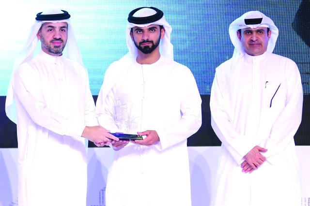 "■ .. وأثناء تكريم فونو من قطاع الإلكترونيات"