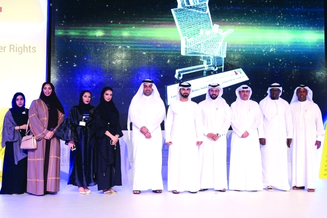 "■ سموه مع فريق عمل البرنامج في «اقتصادية دبي» بحضور سامي القمزي ومحمد لوتاه"